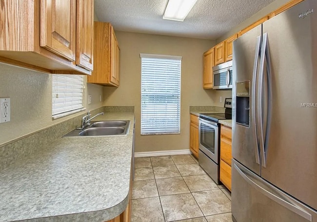 Building Photo - Charming 3/2 with large fenced yard!