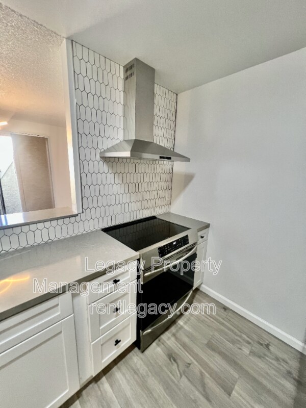 Building Photo - 2200 Laguna Cir