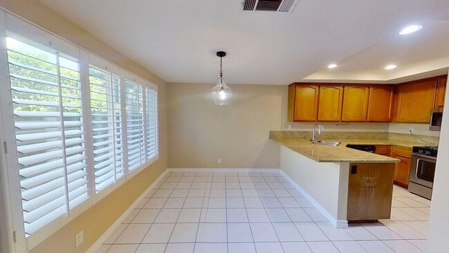 Building Photo - Spacious 2 Bed 2.5 Bath Townhouse in Irvine!