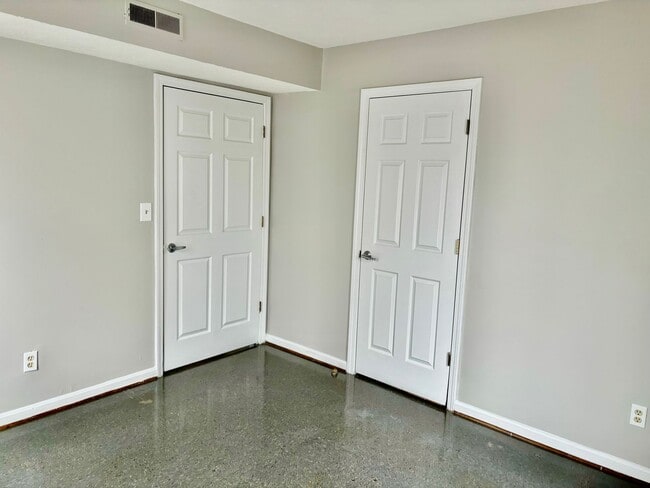 Building Photo - First floor 1 bedroom in West Louisville! Section 8 Accepted