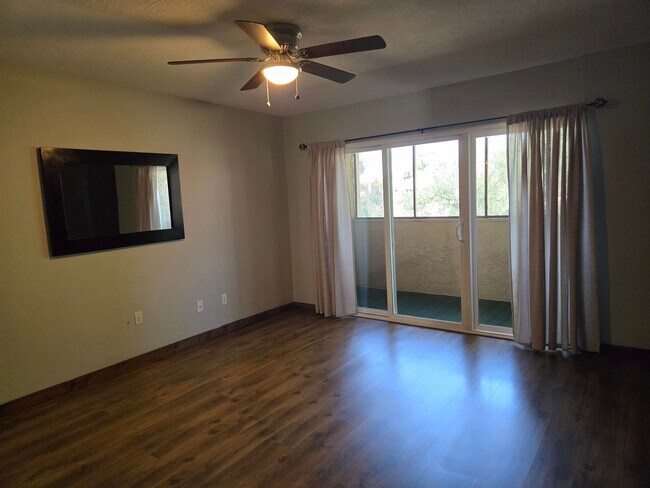 Building Photo - Beautiful two story, 3 bed, 1 full bath, 2...