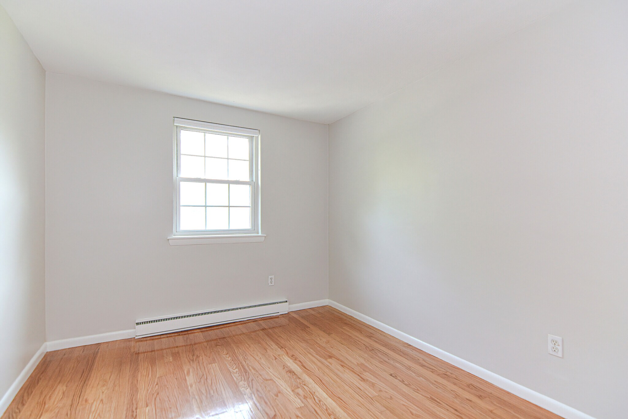 Building Photo - 4 Colonial Village Dr