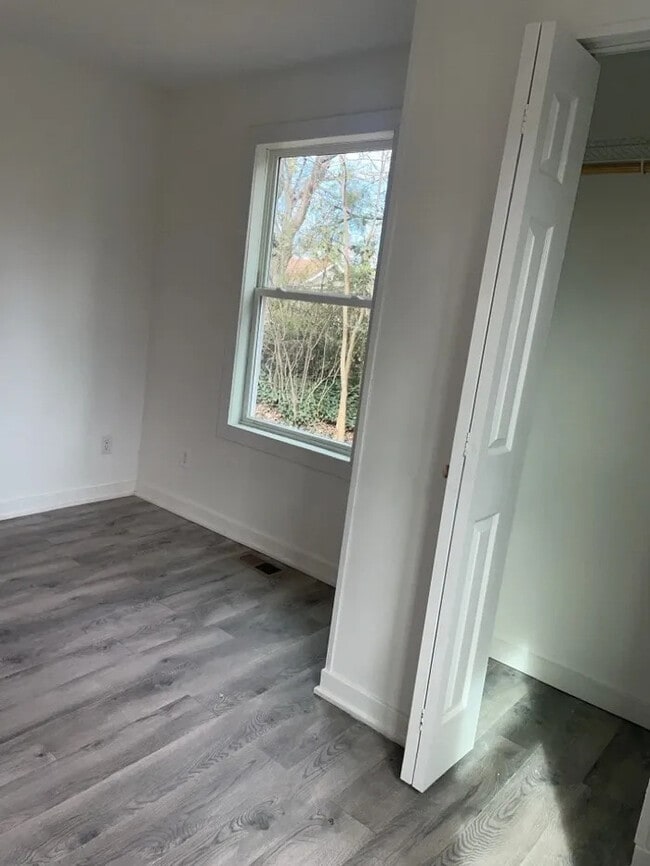 Building Photo - 3 Bedroom 2 Bathroom