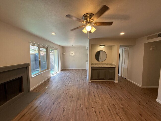Building Photo - Updated 2-bedroom condo in gated community!