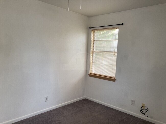 Building Photo - 303 Ridge St