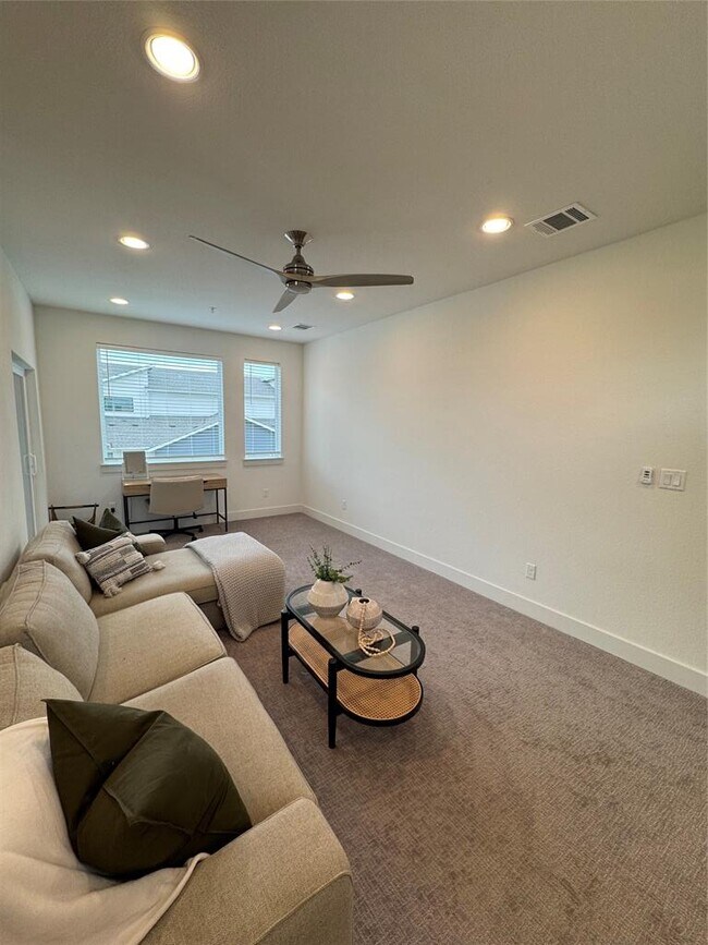 Building Photo - 2050 Lohmans Spur Rd