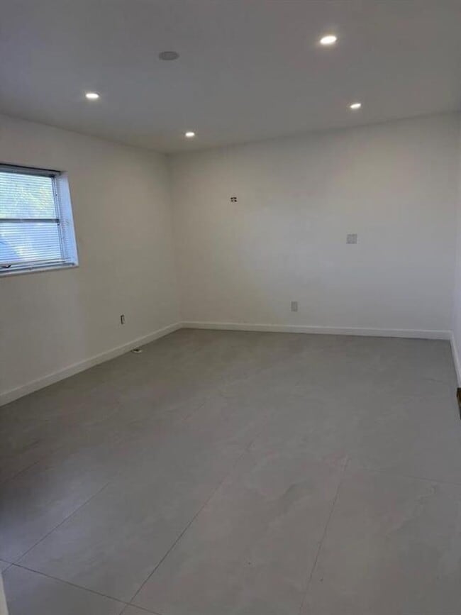 Building Photo - 1054-1058 SW 2nd Street 1056, Hallandale Beach, FL 33009