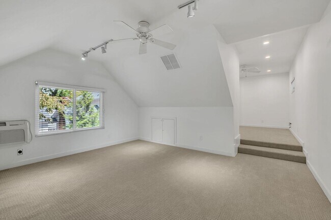 Building Photo - 221 Adams Ct