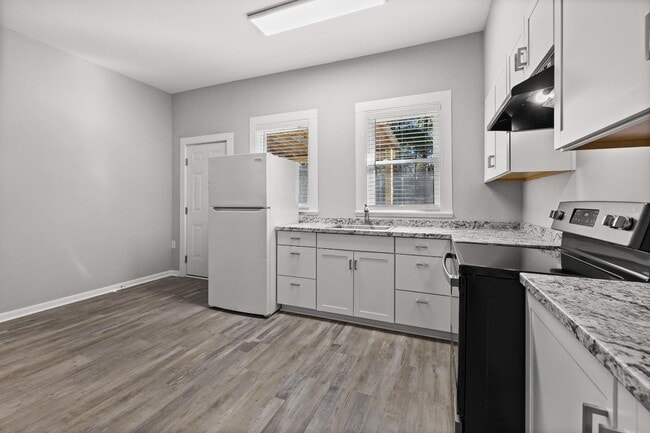 Building Photo - 501 E 4th St