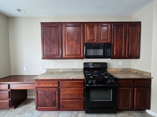 Building Photo - 4 BED, 2 1/2 BATH, 2 STORY HOME!!