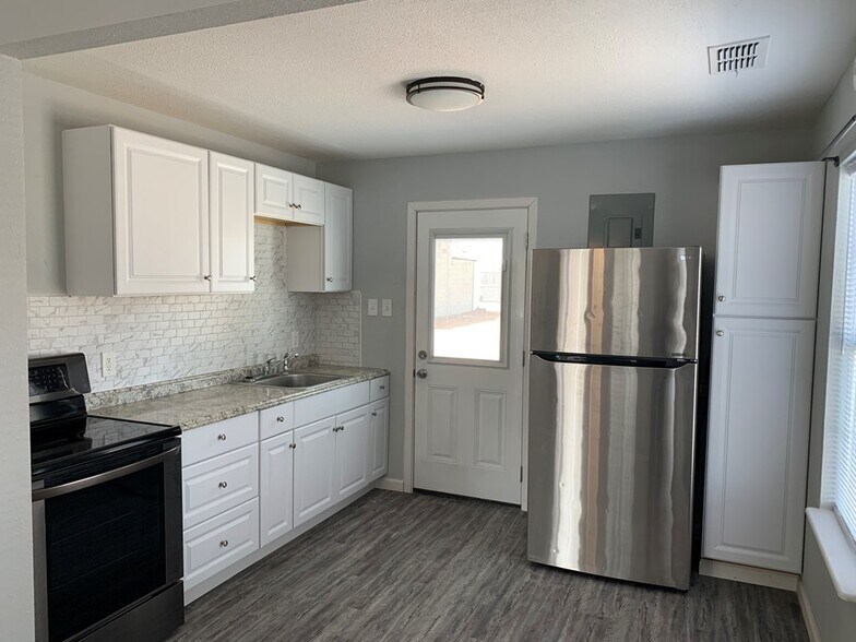 Building Photo - 1909 N Hancock Ave