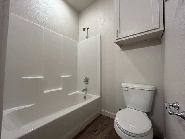 Building Photo - Luxury Townhome in Abbey Glen Community!