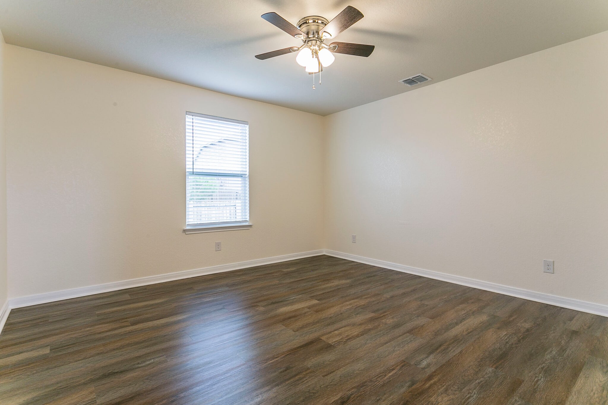 Building Photo - 211 Azalea Way