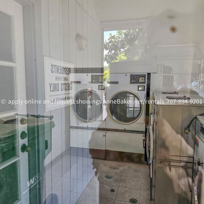 Building Photo - Exquisitely Updated Condo - Must See