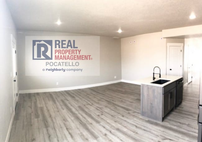 Building Photo - 3 Bedroom 2.5 Bath Townhome - 1 Car Garage