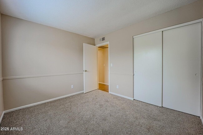 Building Photo - 1007 E Oraibi Dr