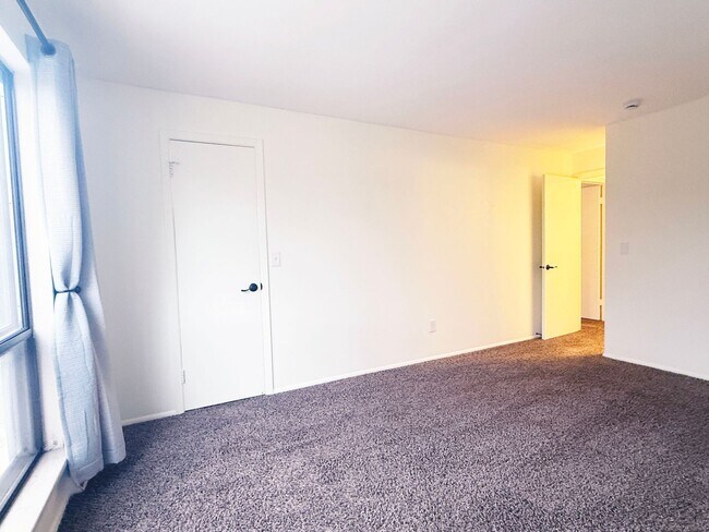 Building Photo - Clean & Quiet 3 Bed / 2.5 Bath Town Home with 2 Car Garage in Arvada