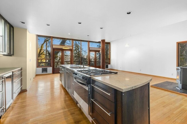 Building Photo - 2Bd/1.75Ba Mercer Island House