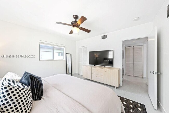 Building Photo - 1050 7th St