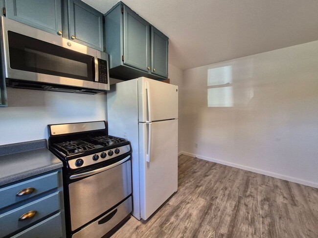 Building Photo - 2 Bedroom for Rent