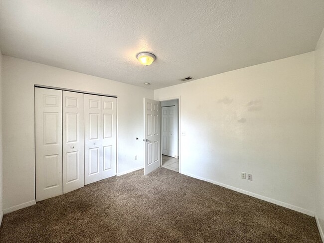 Building Photo - 212 E Cypress St