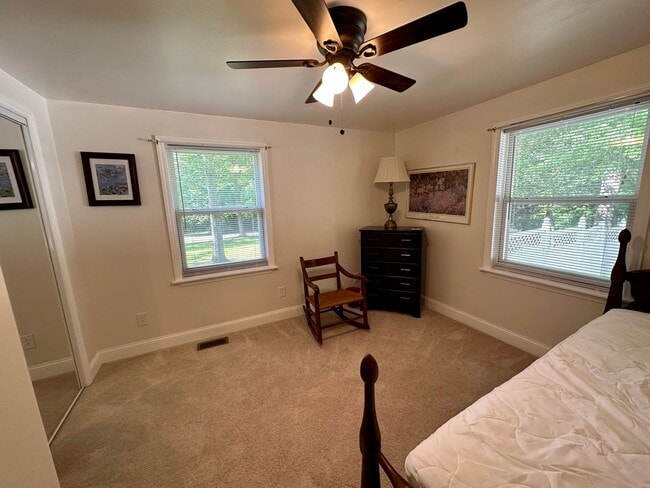 Building Photo - Lovely 3 bedroom/2 bathroom fully furnished home located in Tanglewood Subdivision