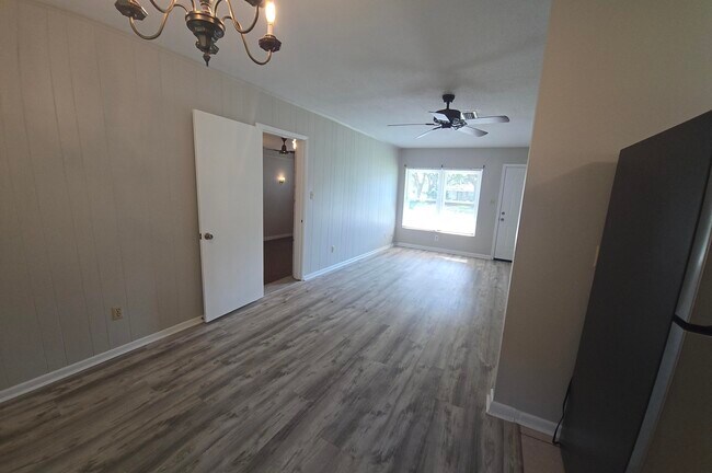 Building Photo - 712 Newport Dr
