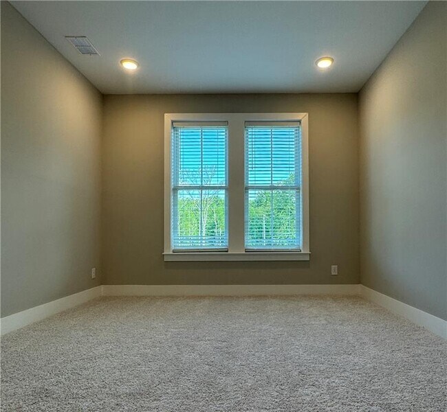 Building Photo - 913 Echo Pk Dr