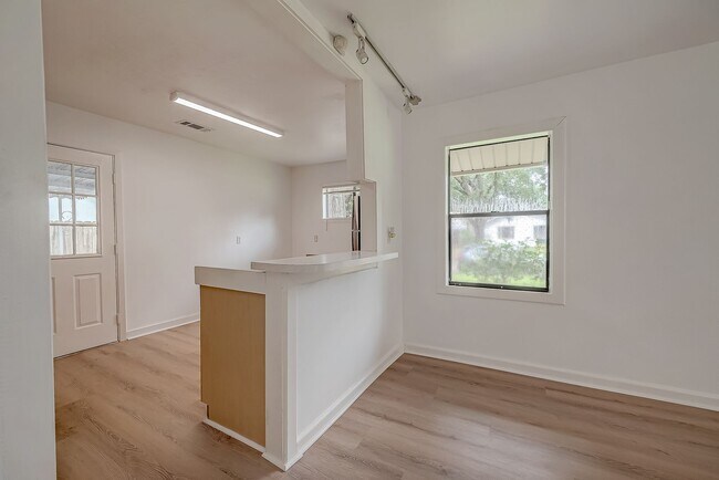 Building Photo - For Lease | 3 Bed, 1 Bath | 1,199 Sq Ft | ...