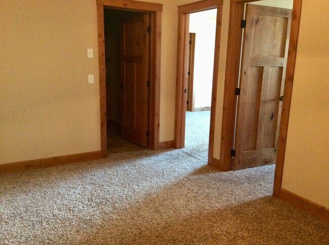 Building Photo - Duplex in South Heart