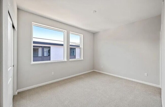 Building Photo - 125 Waters Park Cir