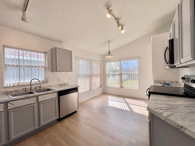 Building Photo - Beautifully Updated 3 bedroom 2 bath home ...