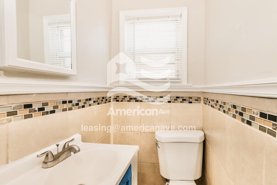 Building Photo - 320 N 44th St