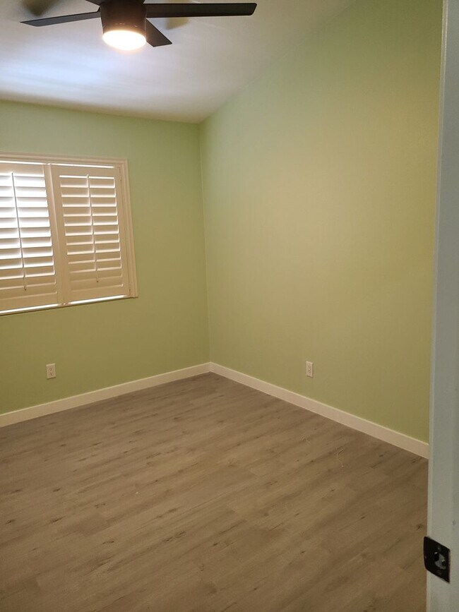 Building Photo - 3 BDRM 2.5 BATH GATED TOWNHOME