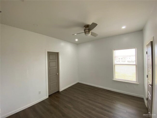 Building Photo - 14 Sprague St W