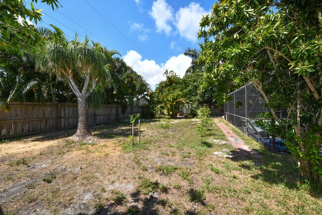 Building Photo - 6432 SE Clairmont Pl