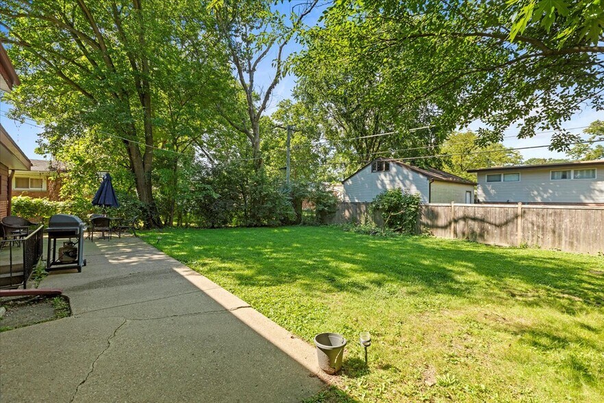 Building Photo - 747 Leclaire Ave