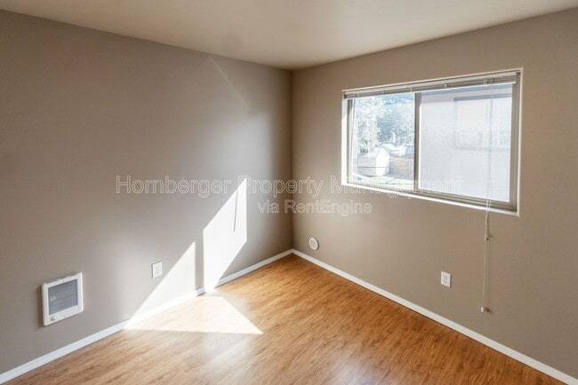 Building Photo - 1023 W Knox Ave