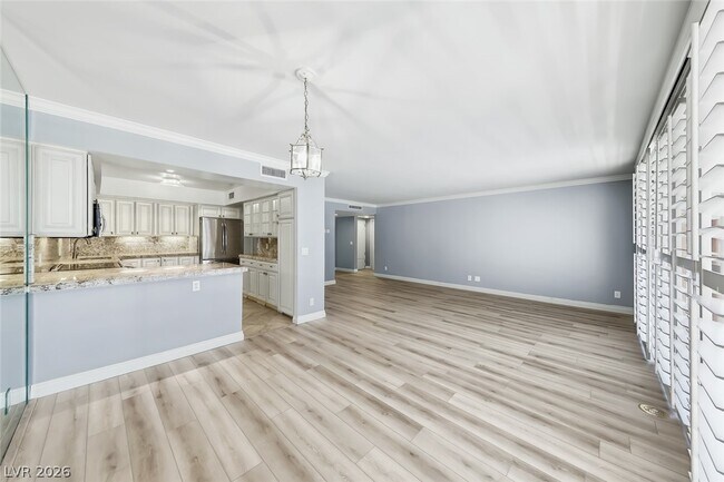 Building Photo - 205 E Harmon Ave