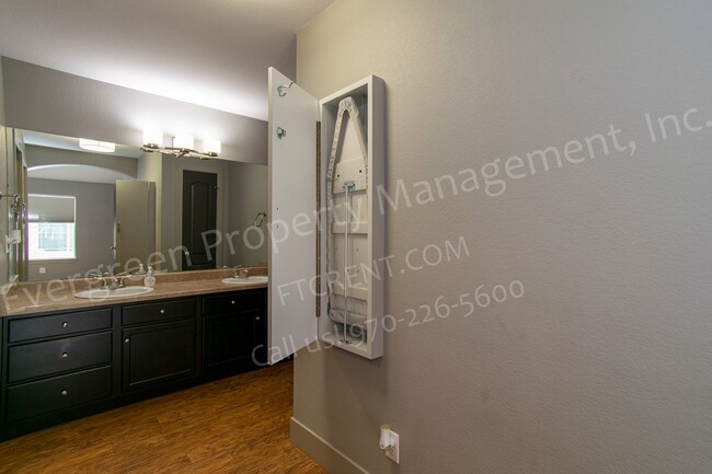 Building Photo - 2 bedroom, 2 bathroom condo in prime locat...