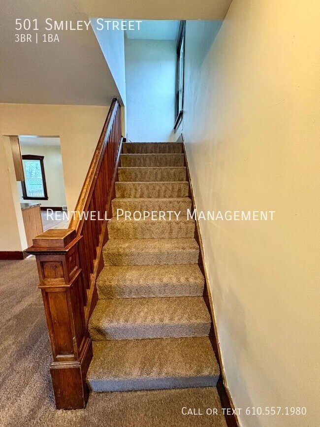 Building Photo - 501 Smiley St