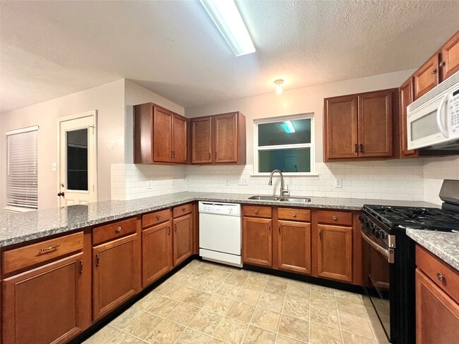 Building Photo - 6415 Mountain Pines Ln