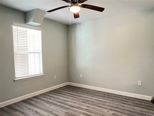 Building Photo - 22061 Russell Dr