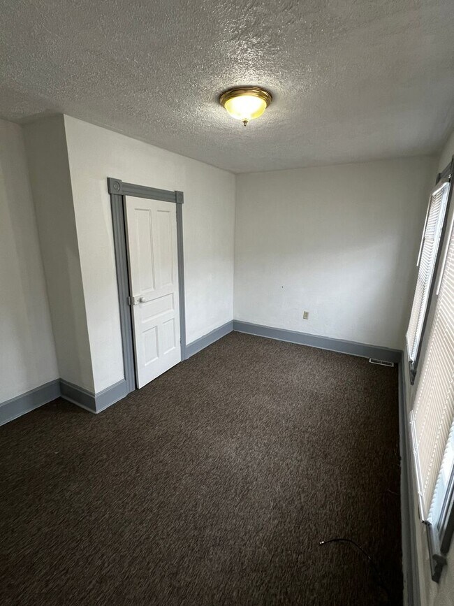 Building Photo - 21-23 Locust St