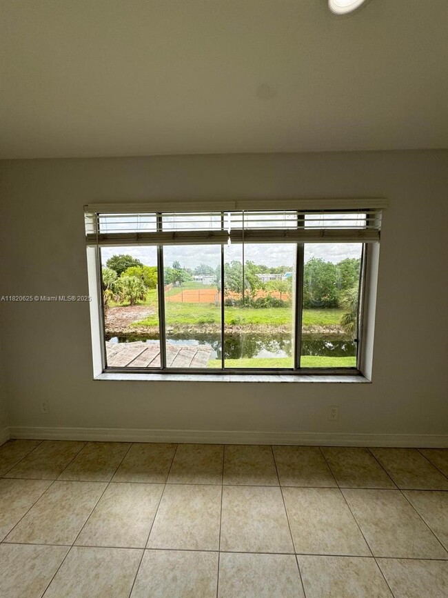 Building Photo - 9919 Twin Lakes Dr