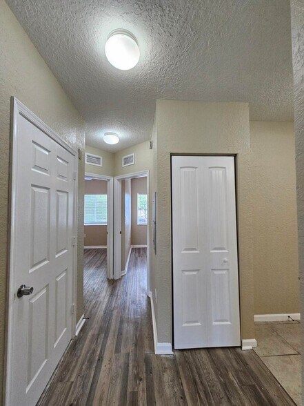 Building Photo - 1063 Golden Lakes Blvd
