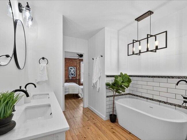 Building Photo - Gorgeous 4 Bedroom 2.5 Bathroom Available ...