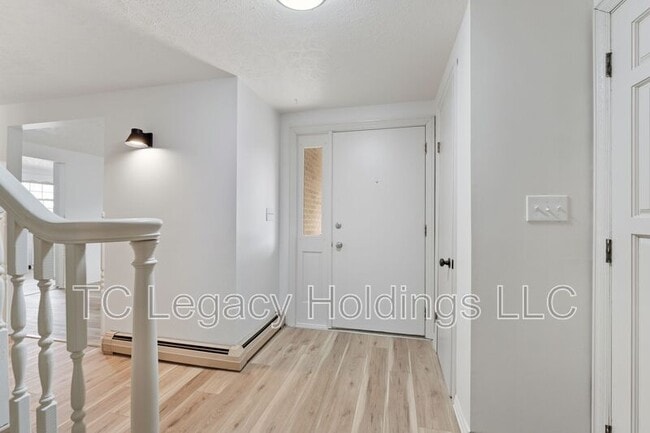 Building Photo - 1121 Eastwood Dr