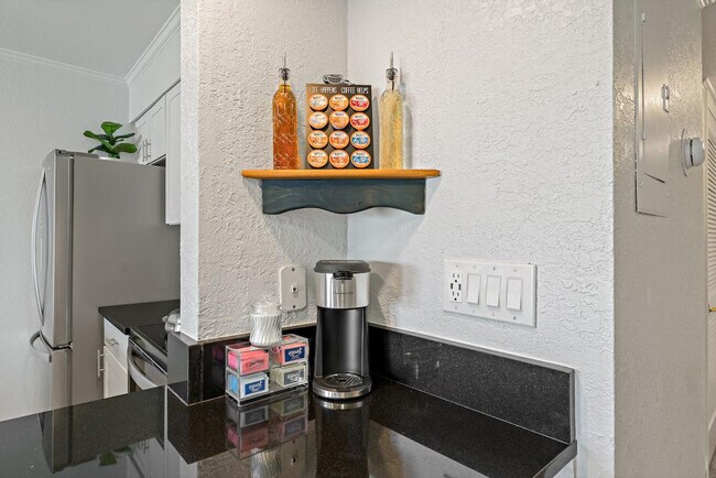 Building Photo - 2502 N Rocky Point Dr