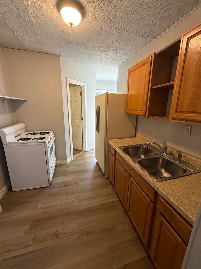 Building Photo - 623 W Main St